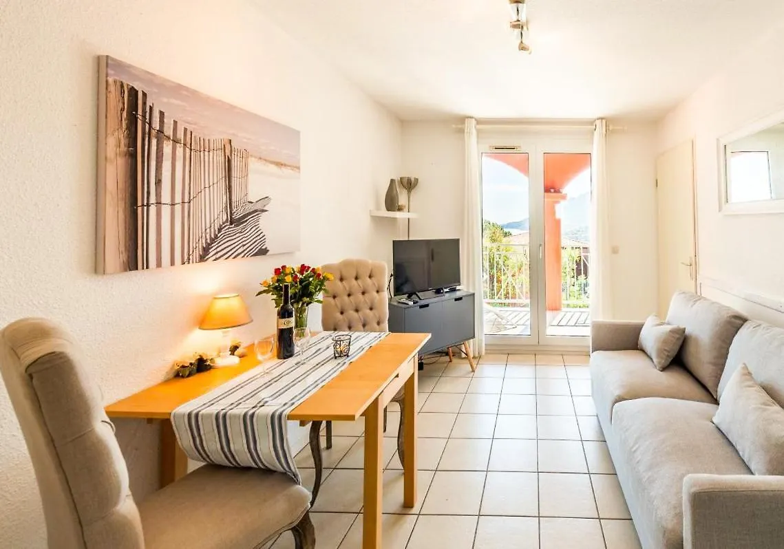 Huebsch Eingerichtetes Apartment Miramar Mit Grossem Balkon, Pool, Fusslaeufig Zum Strand Théoule-sur-Mer
